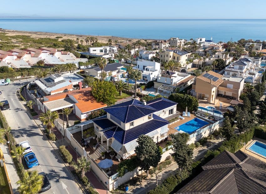 5 bedroom Villa for sale in La Mata with pool - € 1,170,000 (Ref: 9497677)