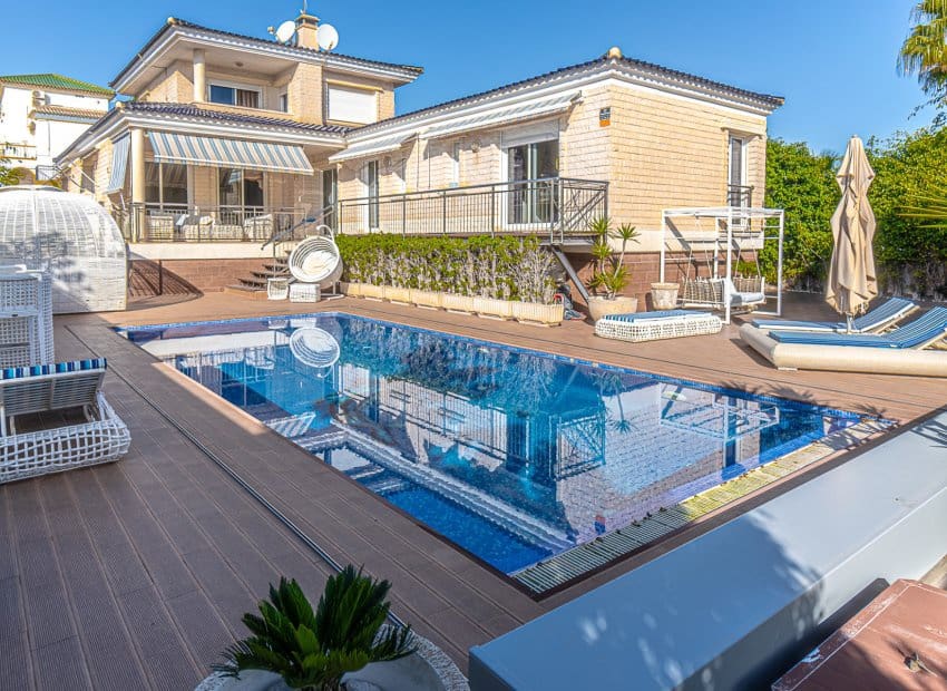 5 bedroom Villa for sale in La Mata with pool - € 1,170,000 (Ref: 9497677)