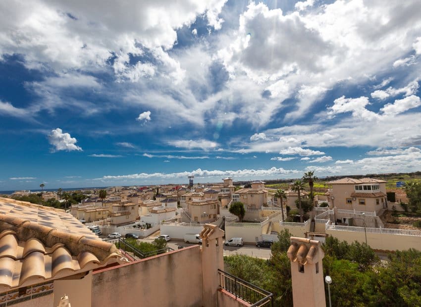 3 bedroom Villa for sale in La Zenia with pool - € 225,000 (Ref: 9497678)