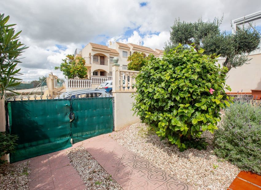 3 bedroom Villa for sale in La Zenia with pool - € 225,000 (Ref: 9497678)