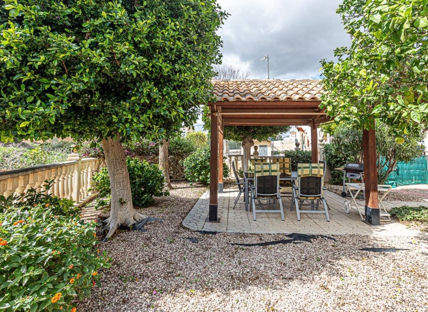 3 bedroom Villa for sale in La Zenia with pool - € 225,000 (Ref: 9497678)