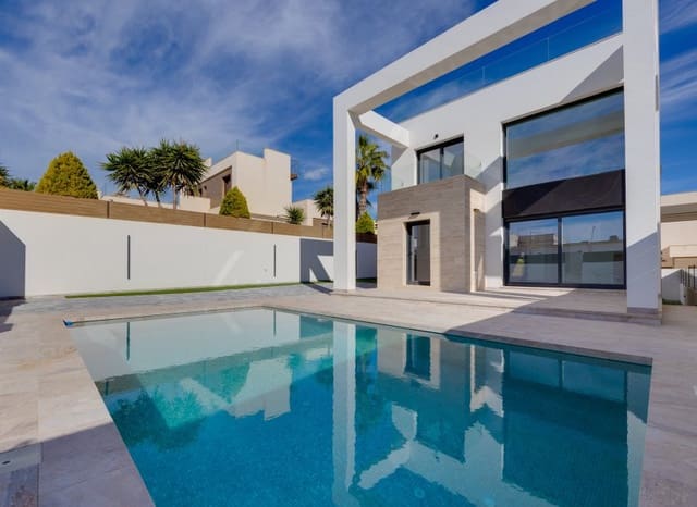 4 makuuhuone Omakotitalo myytävänä paikassa Aguas Nuevas, Torrevieja mukana uima-altaan - 780 000 € (Ref: 9499092)