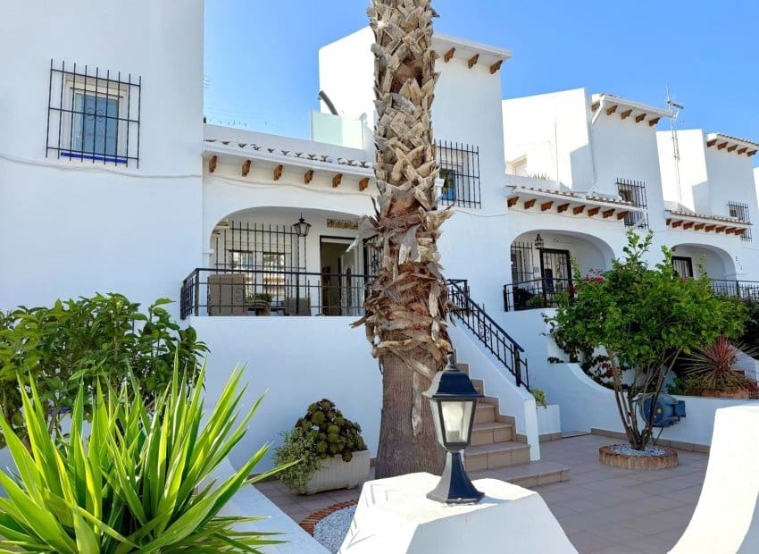 3 bedroom Villa for sale in Villamartin with pool - € 319,000 (Ref: 9518976)