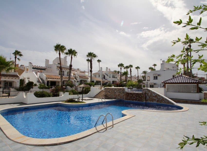 3 bedroom Villa for sale in Villamartin with pool - € 319,000 (Ref: 9518976)