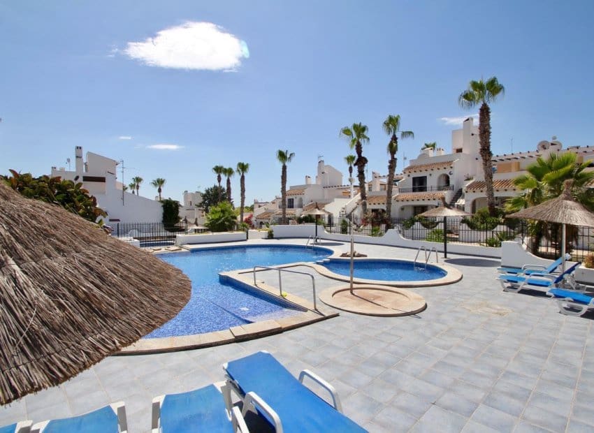 3 bedroom Villa for sale in Villamartin with pool - € 319,000 (Ref: 9518976)