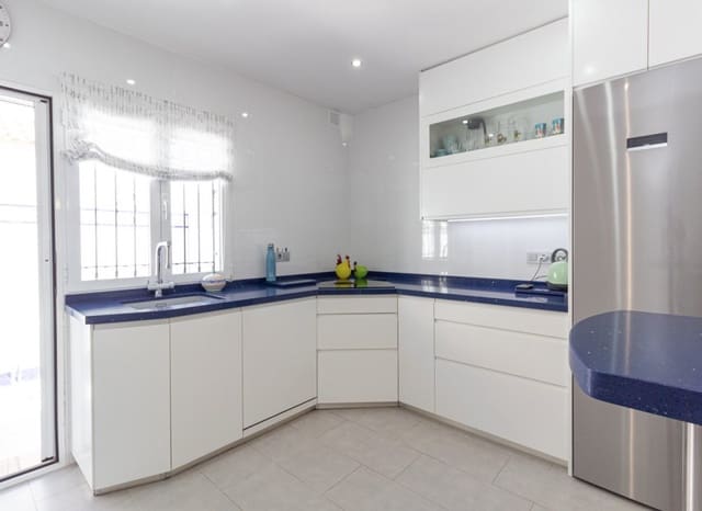 3 slaapkamer Villa te koop in La Zenia, Orihuela met zwembad - € 312.000 (Ref: 9524531)