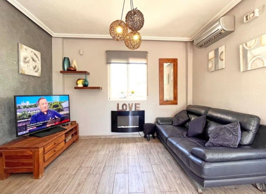 4 makuuhuone Huvila myytävänä paikassa La Zenia mukana uima-altaan - 399 000 € (Ref: 9527926)