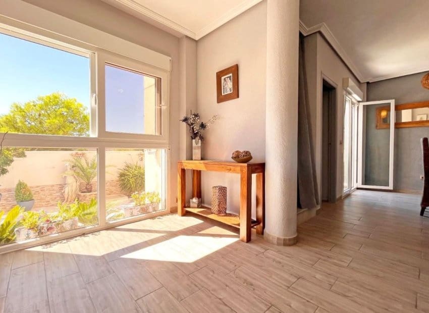 4 makuuhuone Huvila myytävänä paikassa La Zenia mukana uima-altaan - 399 000 € (Ref: 9527926)