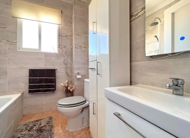 4 makuuhuone Huvila myytävänä paikassa La Zenia, Orihuela mukana uima-altaan - 399 000 € (Ref: 9527926)