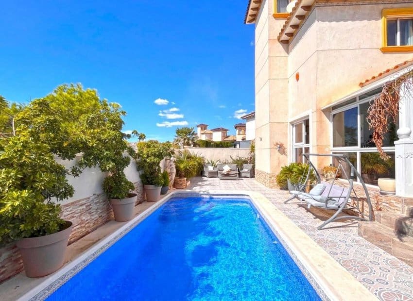 4 makuuhuone Huvila myytävänä paikassa La Zenia mukana uima-altaan - 399 000 € (Ref: 9527926)