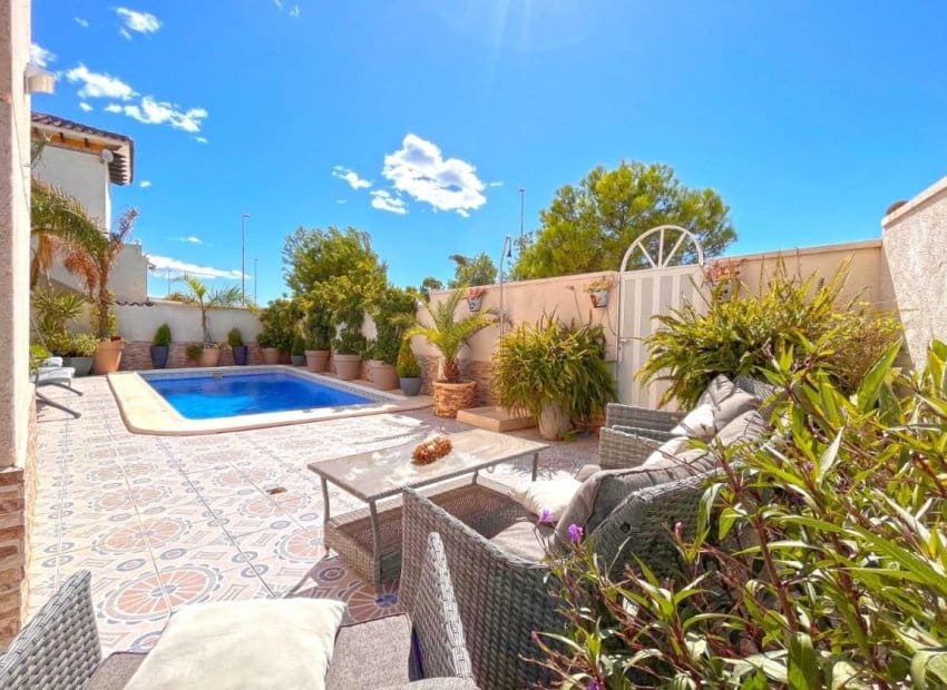 4 makuuhuone Huvila myytävänä paikassa La Zenia mukana uima-altaan - 399 000 € (Ref: 9527926)