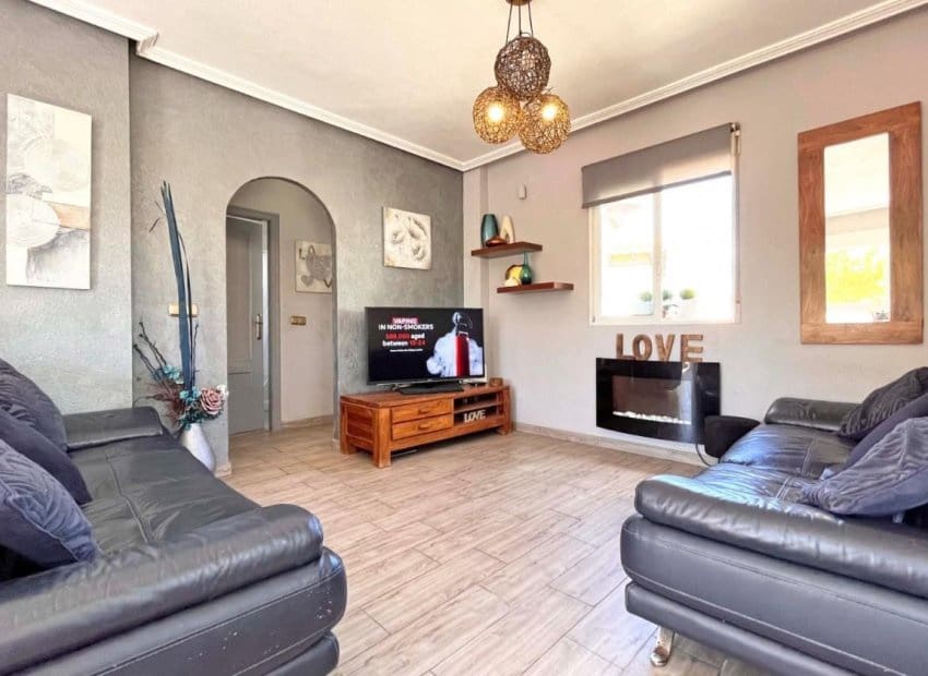 4 makuuhuone Huvila myytävänä paikassa La Zenia mukana uima-altaan - 399 000 € (Ref: 9527926)