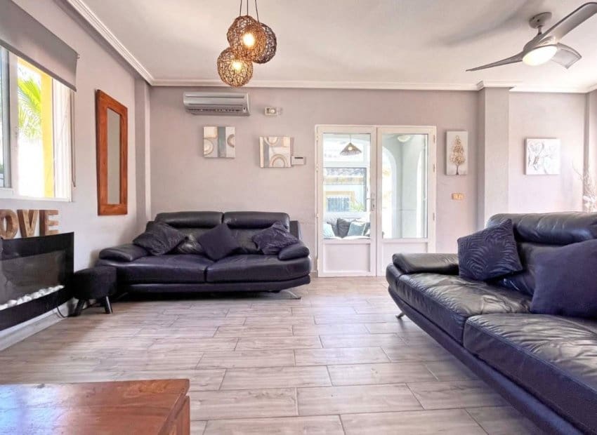 4 makuuhuone Huvila myytävänä paikassa La Zenia mukana uima-altaan - 399 000 € (Ref: 9527926)