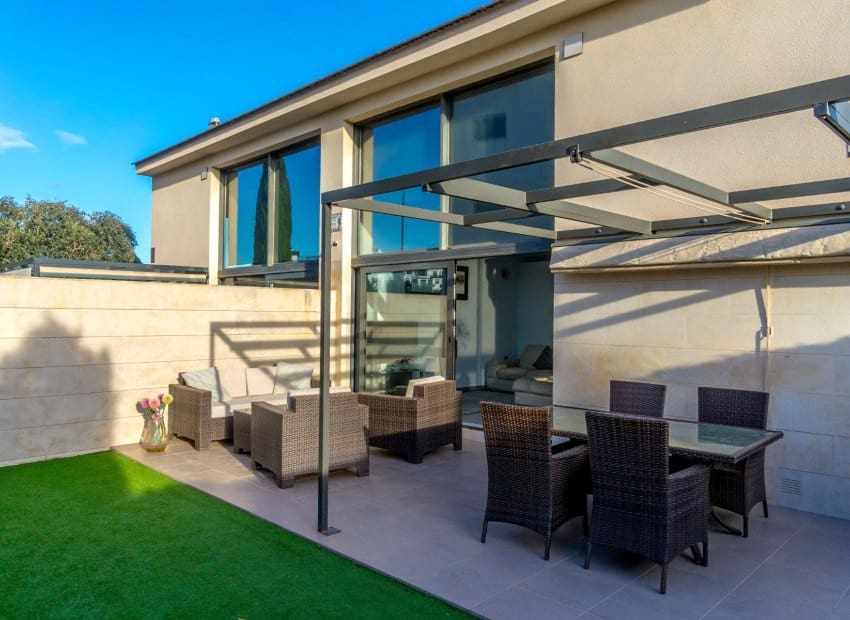 4 soveværelse Villa til salg i Villamartin med swimmingpool - € 429.000 (Ref: 9536829)