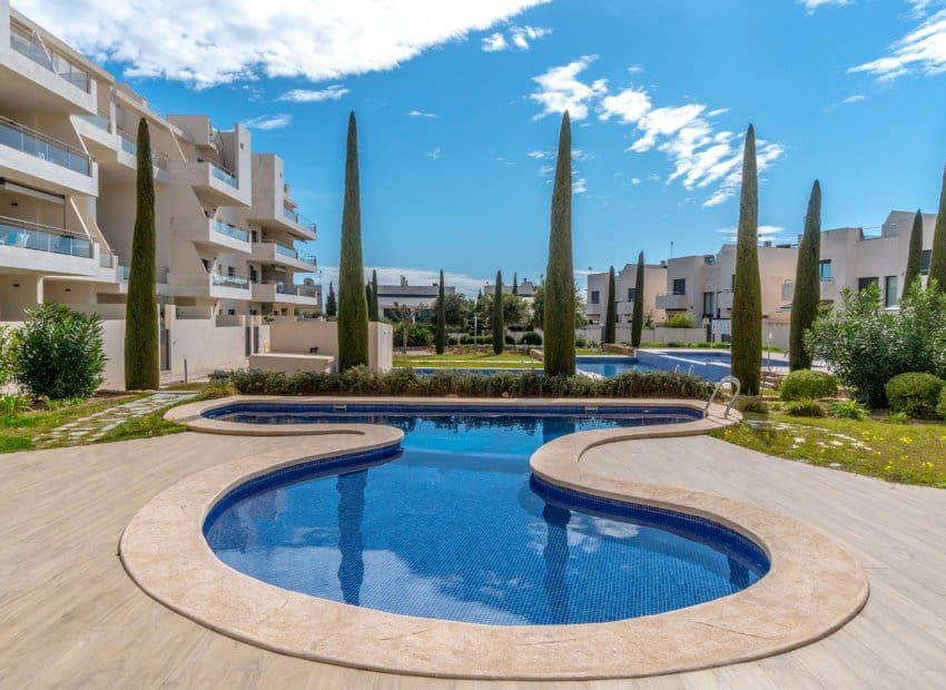 4 soveværelse Villa til salg i Villamartin med swimmingpool - € 429.000 (Ref: 9536829)