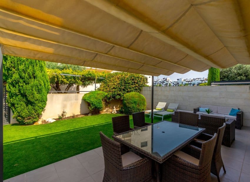 4 soveværelse Villa til salg i Villamartin med swimmingpool - € 429.000 (Ref: 9536829)