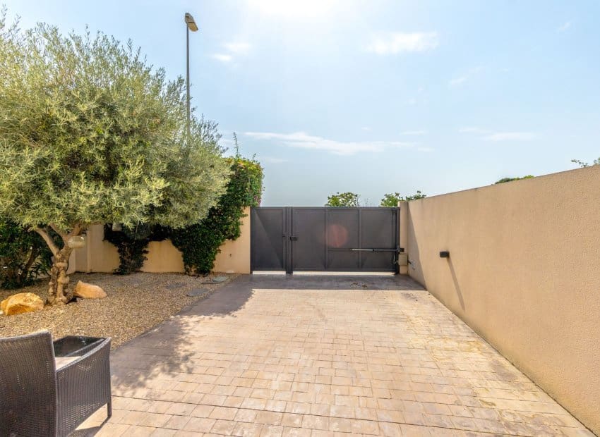 4 soveværelse Villa til salg i Villamartin med swimmingpool - € 429.000 (Ref: 9536829)