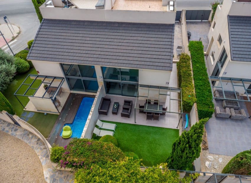 4 soveværelse Villa til salg i Villamartin med swimmingpool - € 429.000 (Ref: 9536829)