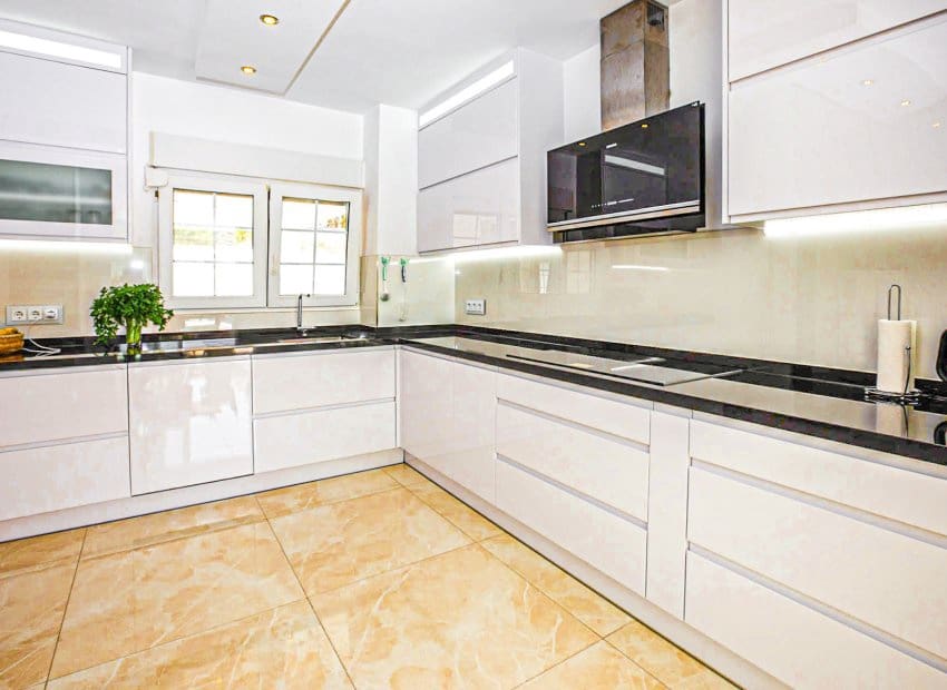 4 Zimmer Villa zu verkaufen in La Zenia mit Pool - 1.350.000 € (Ref: 9536832)