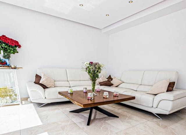 4 Zimmer Villa zu verkaufen in La Zenia, Orihuela mit Pool - 1.350.000 € (Ref: 9536832)