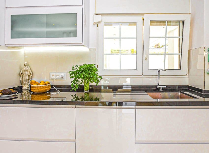 4 Zimmer Villa zu verkaufen in La Zenia mit Pool - 1.350.000 € (Ref: 9536832)