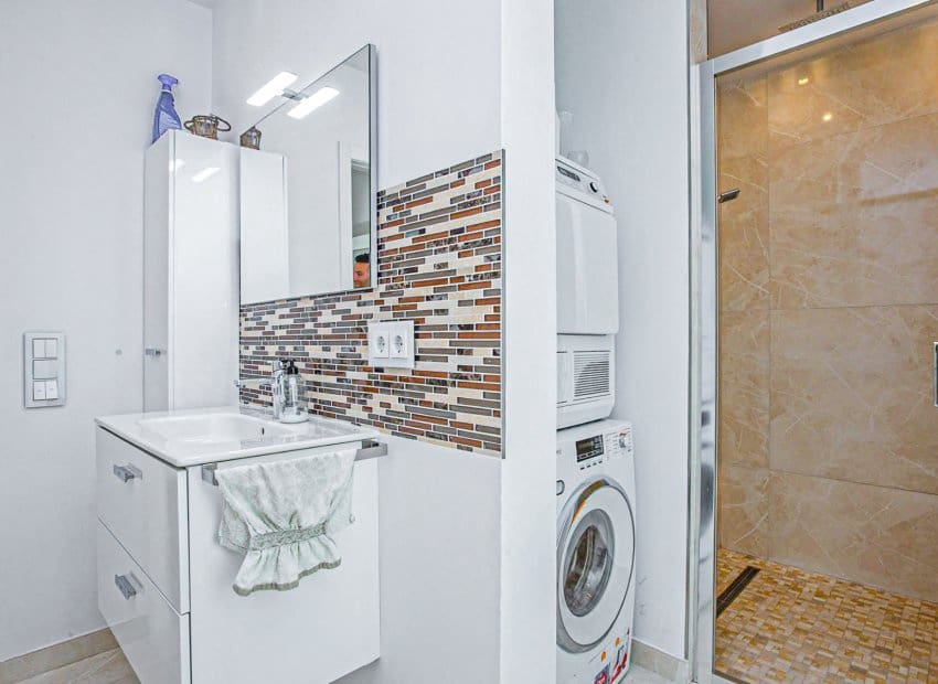 4 Zimmer Villa zu verkaufen in La Zenia mit Pool - 1.350.000 € (Ref: 9536832)