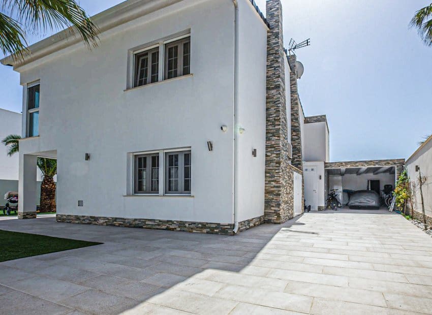 4 Zimmer Villa zu verkaufen in La Zenia mit Pool - 1.350.000 € (Ref: 9536832)