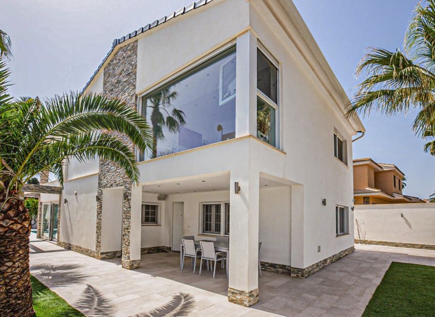 4 Zimmer Villa zu verkaufen in La Zenia mit Pool - 1.350.000 € (Ref: 9536832)