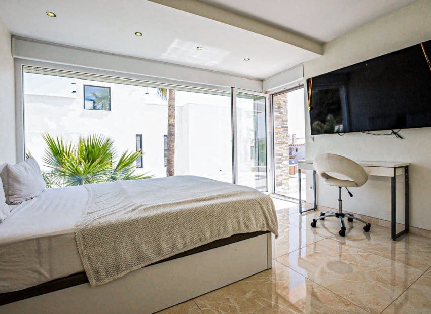 4 Zimmer Villa zu verkaufen in La Zenia mit Pool - 1.350.000 € (Ref: 9536832)