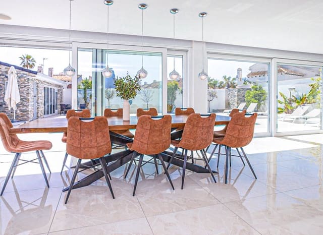 4 Zimmer Villa zu verkaufen in La Zenia, Orihuela mit Pool - 1.350.000 € (Ref: 9536832)