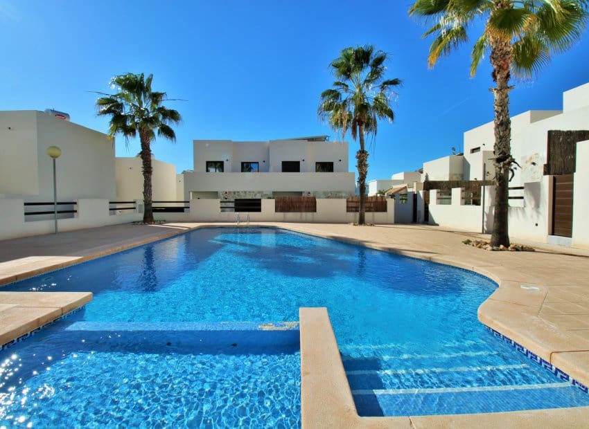 Chalet de 2 habitaciones en Villamartin en venta con piscina - 259.000 € (Ref: 9562126)