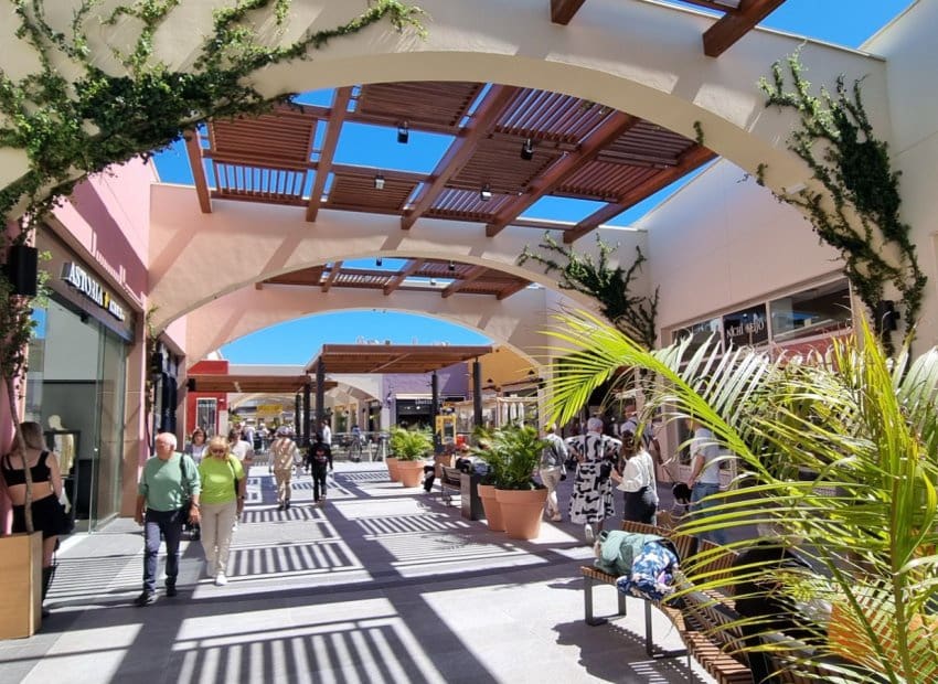 Chalet de 2 habitaciones en Villamartin en venta con piscina - 259.000 € (Ref: 9562126)