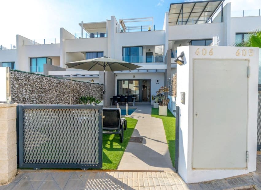 Casa de 3 habitaciones en Villamartin en venta con piscina - 325.000 € (Ref: 9576825)