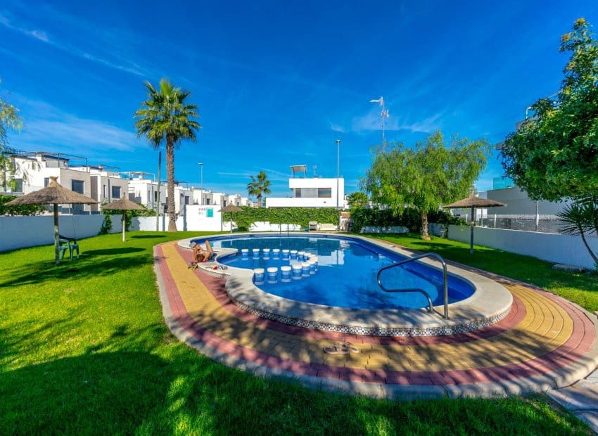 Casa de 3 habitaciones en Villamartin en venta con piscina - 325.000 € (Ref: 9576825)