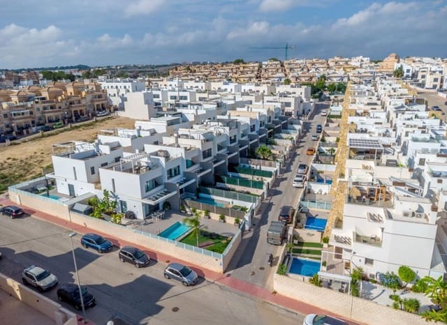 Casa de 3 habitaciones en Villamartin, Orihuela en venta con piscina - 325.000 € (Ref: 9576825)