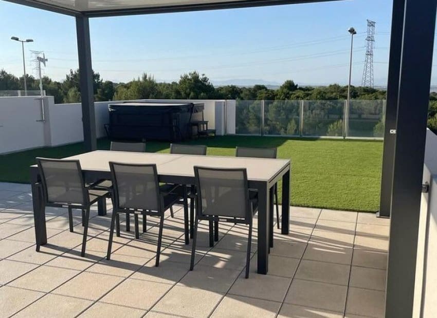 3 makuuhuone Huvila myytävänä paikassa Villamartin mukana uima-altaan - 400 000 € (Ref: 9576826)