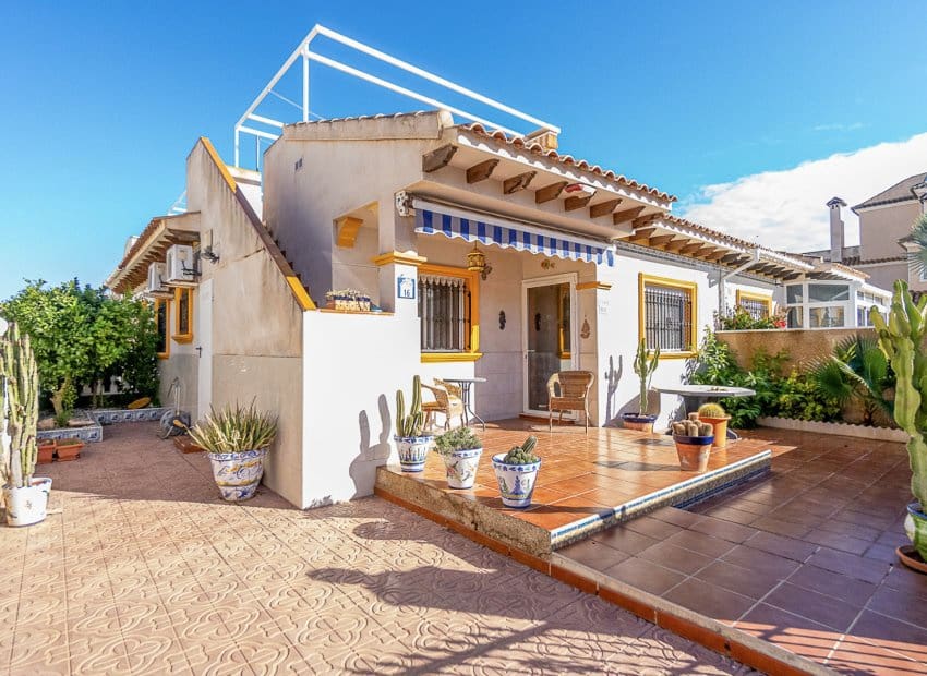 2 quarto Bungalow para venda em La Zenia com piscina - 185 000 € (Ref: 9576829)