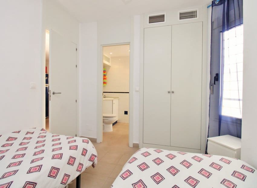 2 soveværelse Lejlighed til salg i Playa Flamenca med swimmingpool - € 169.950 (Ref: 9599755)