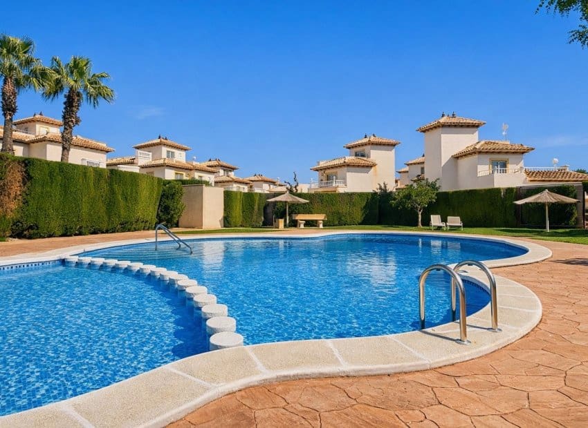 2 quarto Casa em Banda para venda em La Zenia com piscina - 230 000 € (Ref: 9601339)