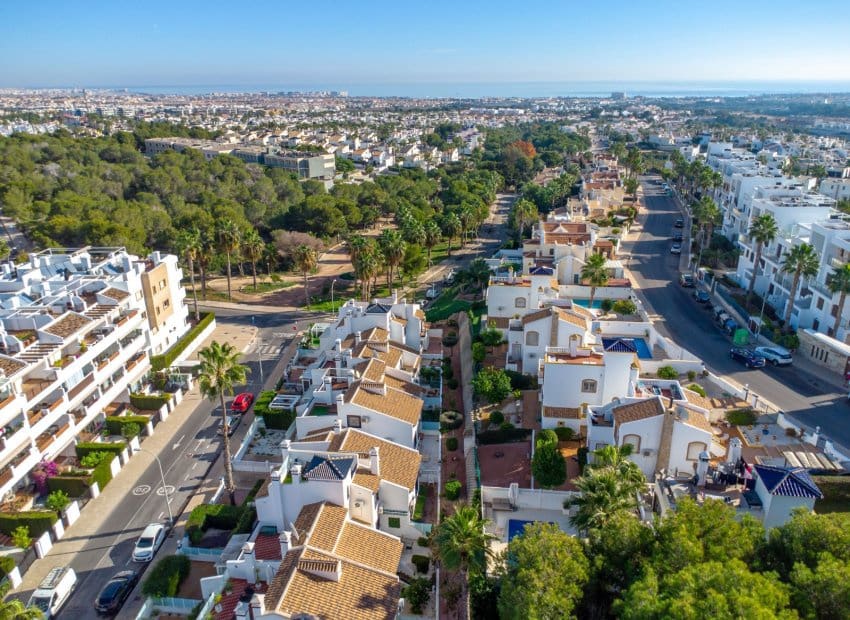 3 bedroom Villa for sale in Villamartin with pool - € 359,000 (Ref: 9637889)