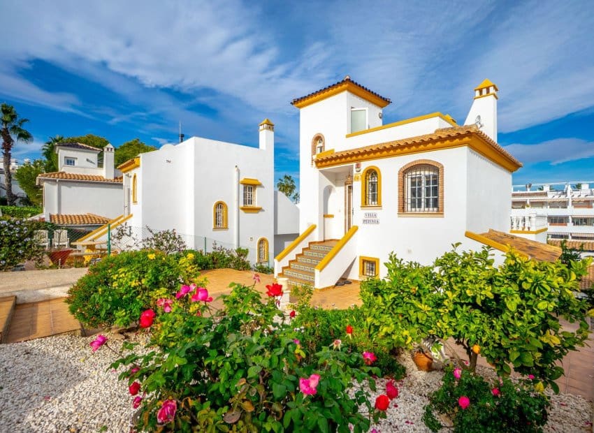 3 bedroom Villa for sale in Villamartin with pool - € 359,000 (Ref: 9637889)