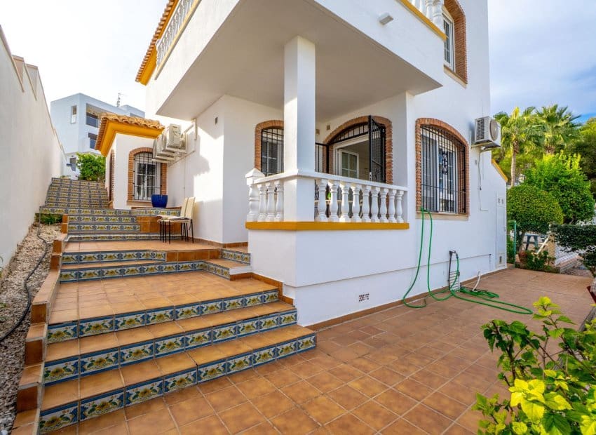 3 bedroom Villa for sale in Villamartin with pool - € 359,000 (Ref: 9637889)