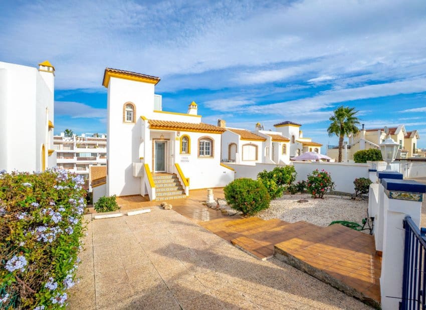 3 bedroom Villa for sale in Villamartin with pool - € 359,000 (Ref: 9637889)