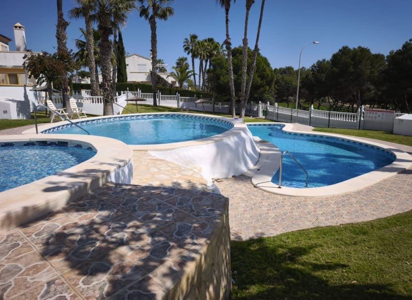 2 soveværelse Bungalow til salg i Villamartin med swimmingpool - € 229.000 (Ref: 9720538)
