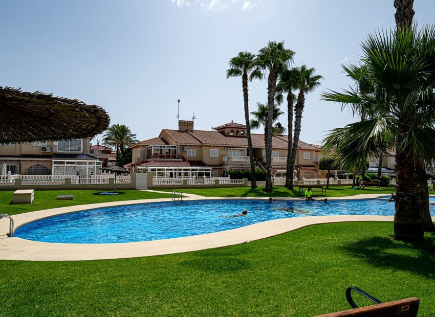 2 sovrum Lägenhet till salu i Playa Flamenca med pool - 189 900 € (Ref: 9763875)