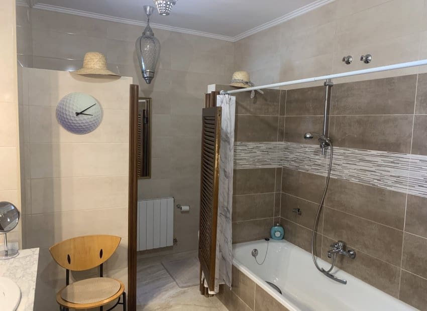 Chalet de 4 habitaciones en Villamartin en venta con piscina - 790.000 € (Ref: 9763878)