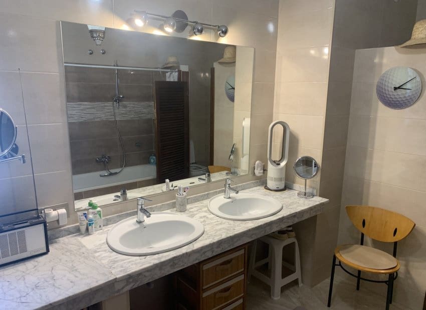 Chalet de 4 habitaciones en Villamartin en venta con piscina - 790.000 € (Ref: 9763878)