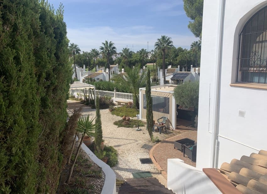 Chalet de 4 habitaciones en Villamartin en venta con piscina - 790.000 € (Ref: 9763878)