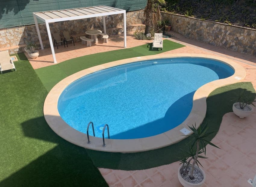 Chalet de 4 habitaciones en Villamartin en venta con piscina - 790.000 € (Ref: 9763878)