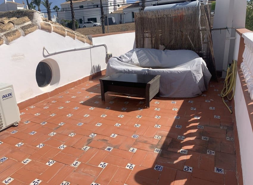 Chalet de 4 habitaciones en Villamartin en venta con piscina - 790.000 € (Ref: 9763878)